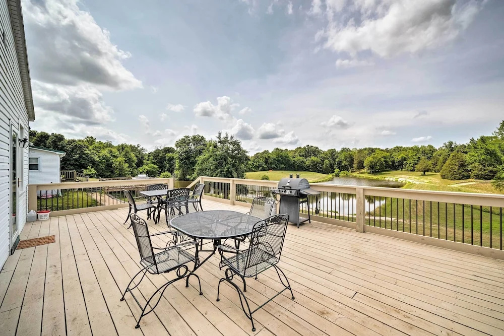 Cozy Missouri Retreat w/ Pool, Pond & Fire Pit!