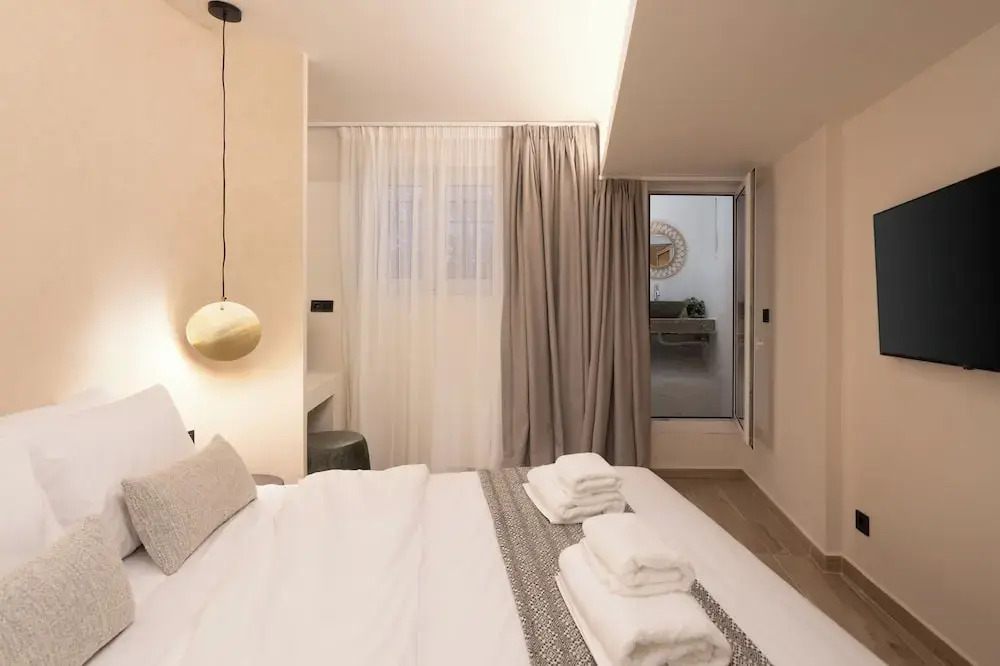 Cozy & Chic Stay Near Metro Station