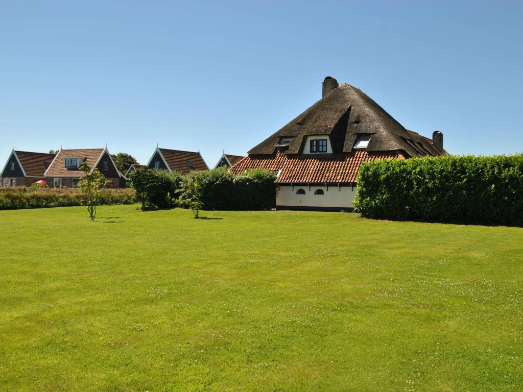 Lovely Holiday Home in Texel near Sea