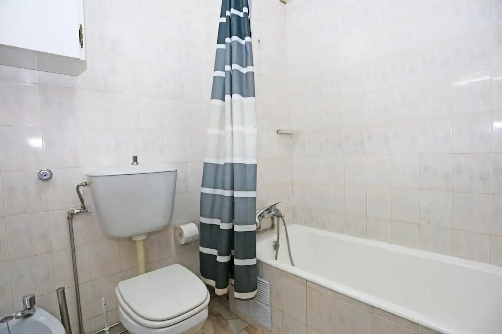 B82 - Albinos Flat in Lagos