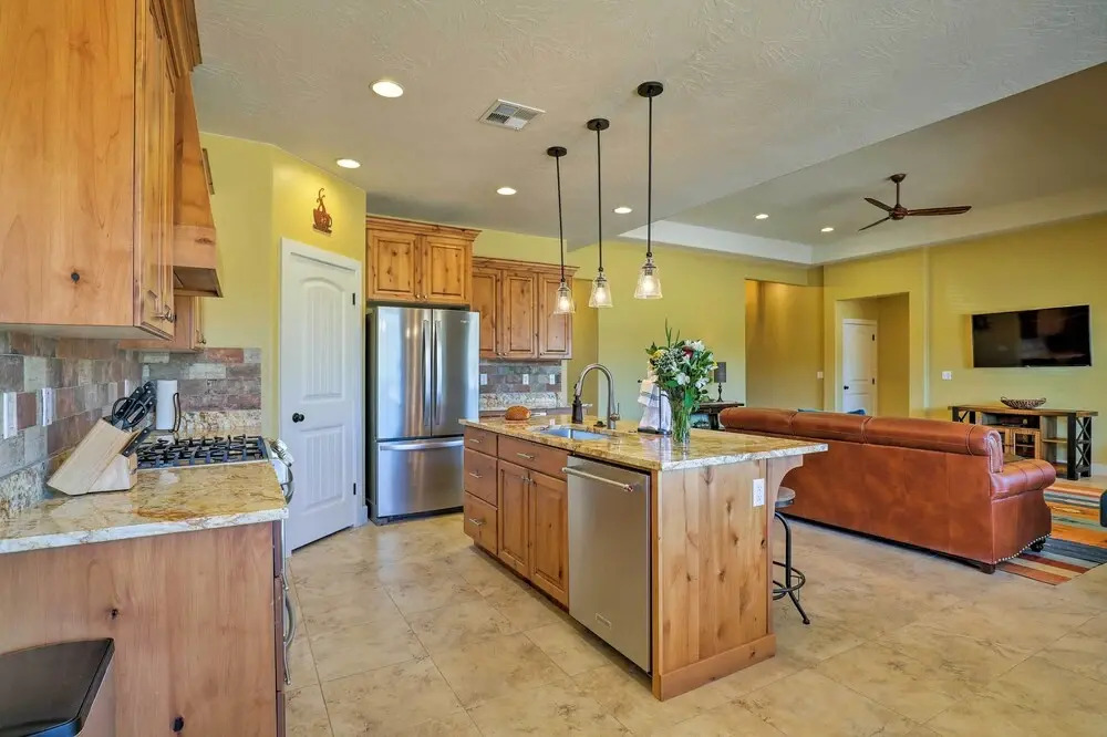 La Verkin Home w/ Hot Tub, Kayaks, & Bikes!