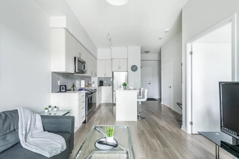 Bright and Spacious 1BR Condo w Large Balcony