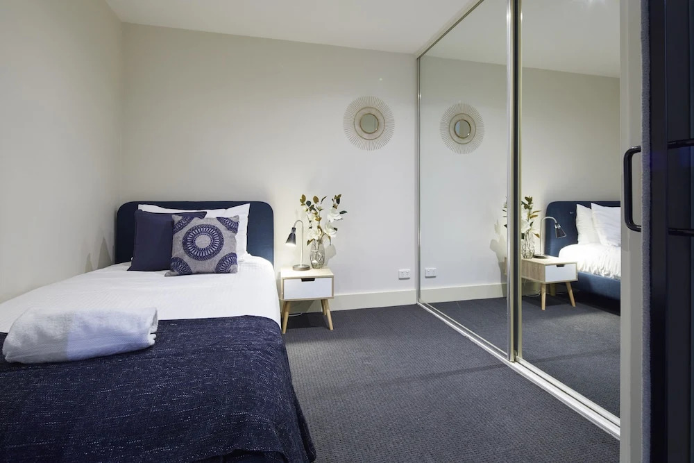 Apt Walking Distance to MCG & Epworth Hospital
