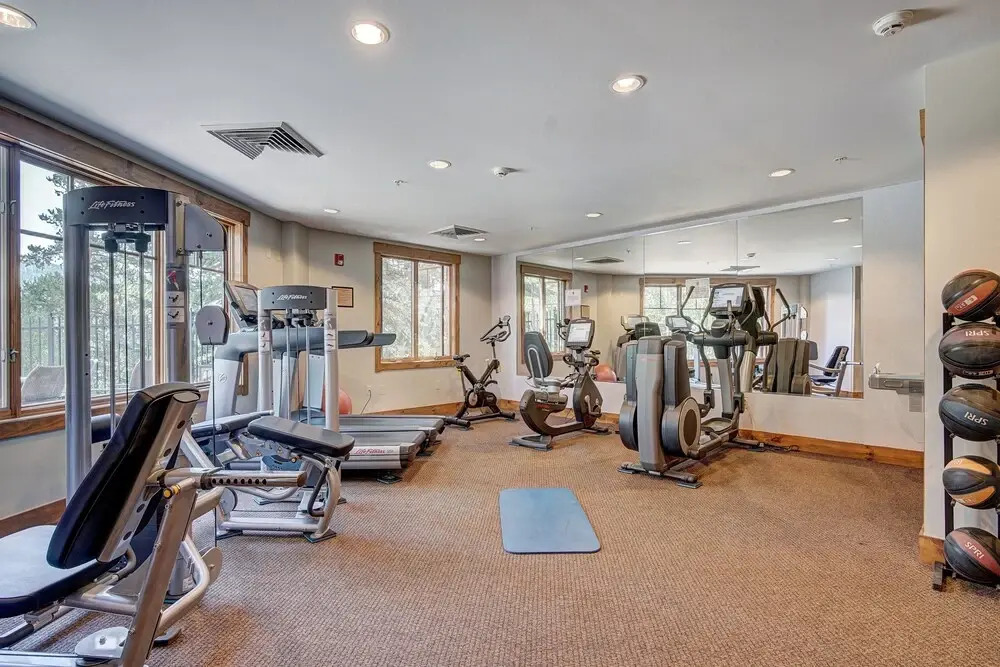 Spacious Upstairs Townhome With Private Garage 2 Bedroom Condo