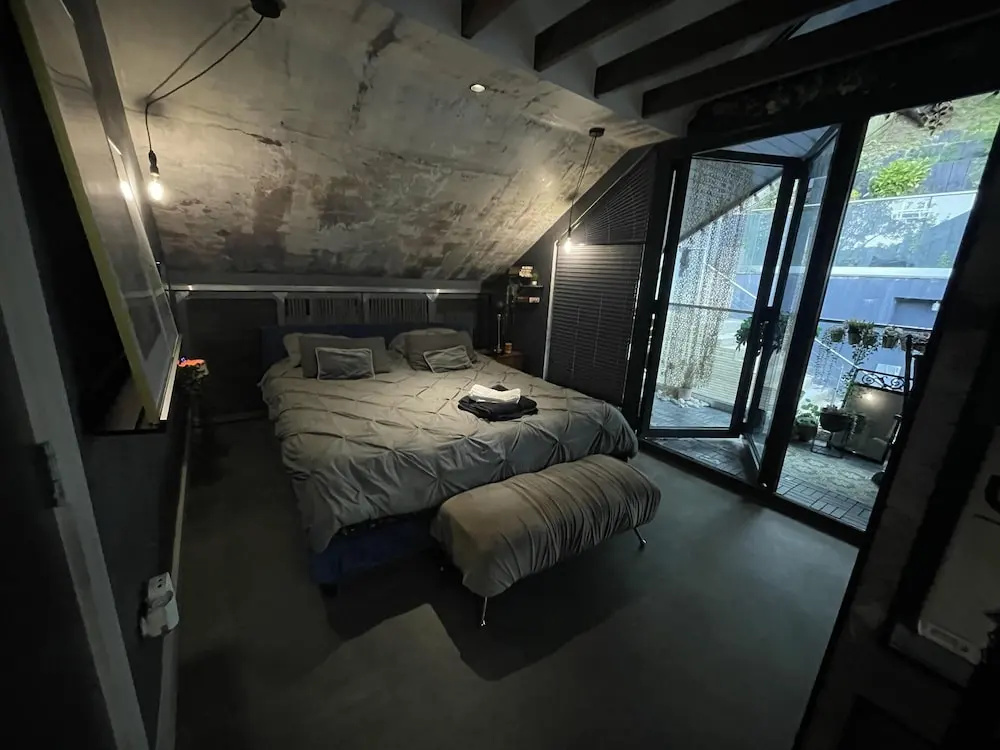 Artsy Retreat - Sleeps 4, Free Parking & Balcony
