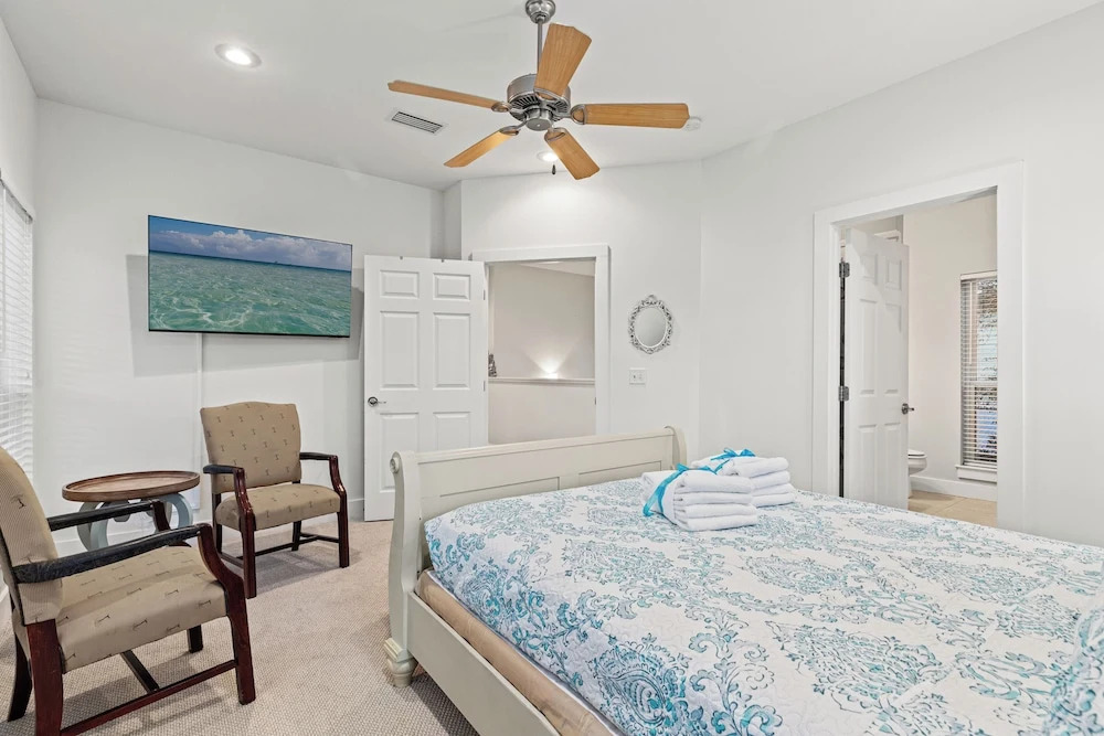 Stay at The Hut! Room for Everyone! 4BR Fun Sleeps 11