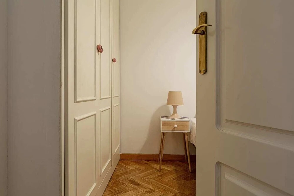 Cute 1 Bed Flat w Balcony, 2 min to Metro