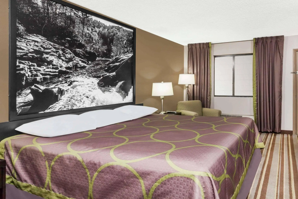 Super 8 Monteagle