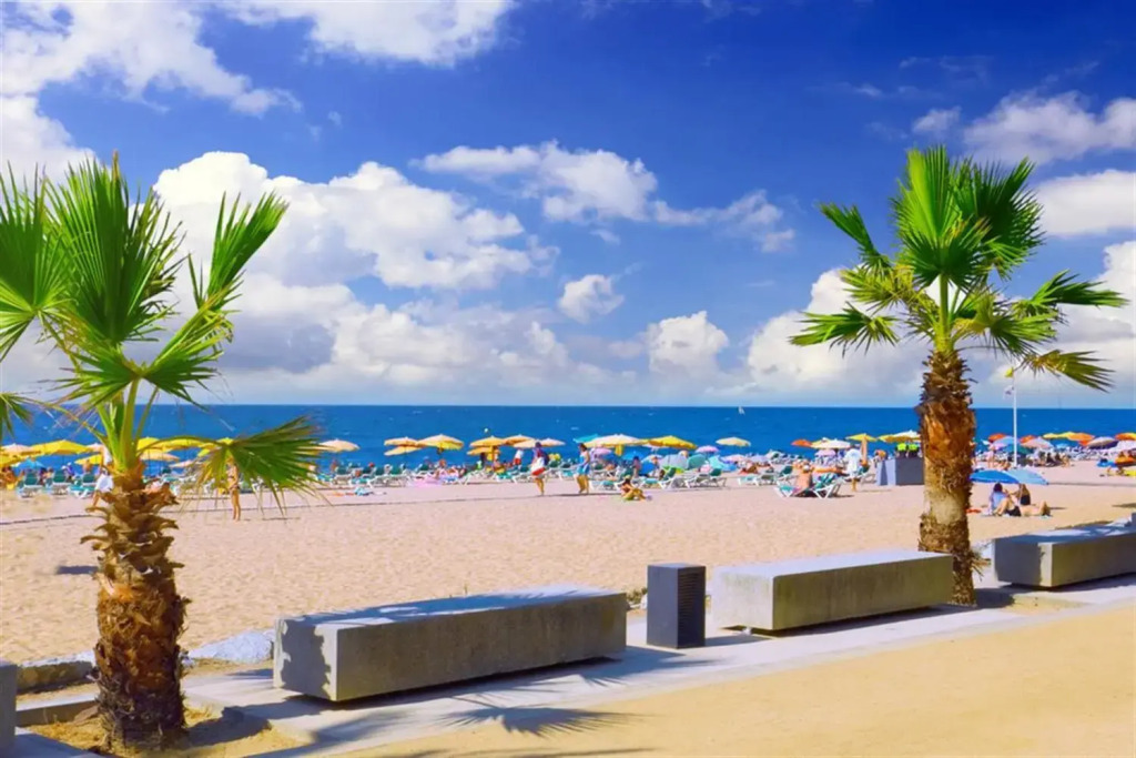 Luxury Apartment Accommodation, next to beach & train station Calella