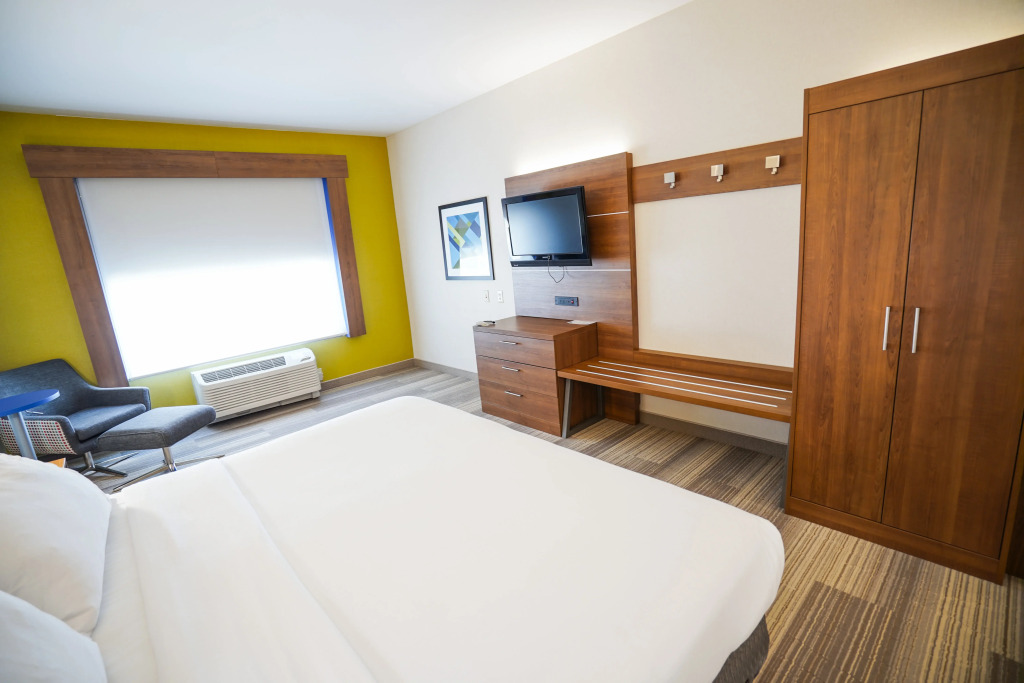 Holiday Inn Express Hotel & Suites Ontario by IHG