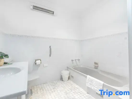 Inviting Rooms in Eastwood with Cafés, Shops & Station Nearby