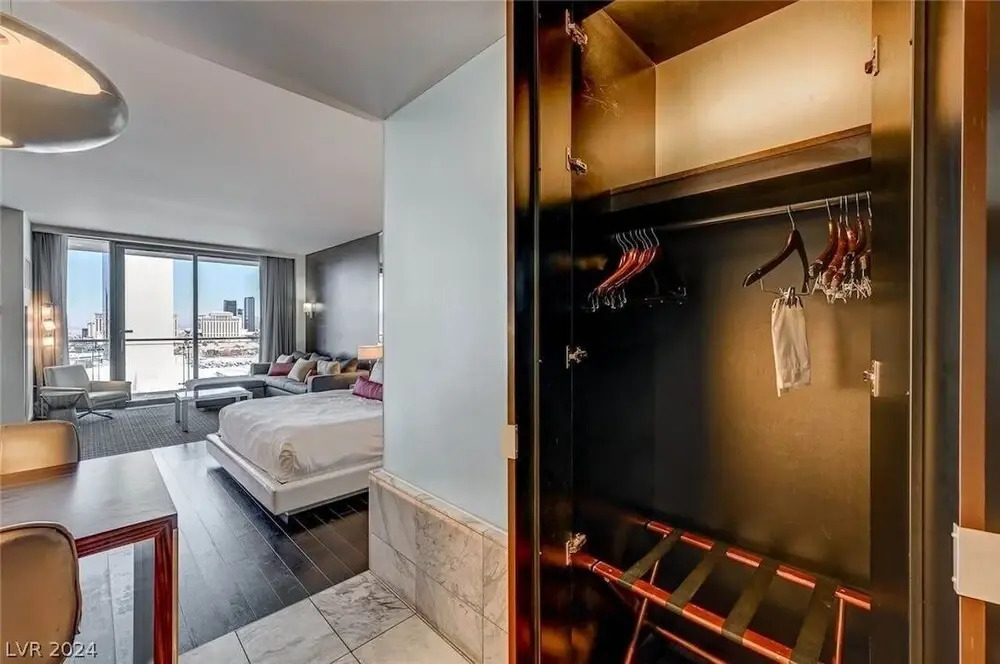 Stunning Escape Studio Unit 17th Floor!