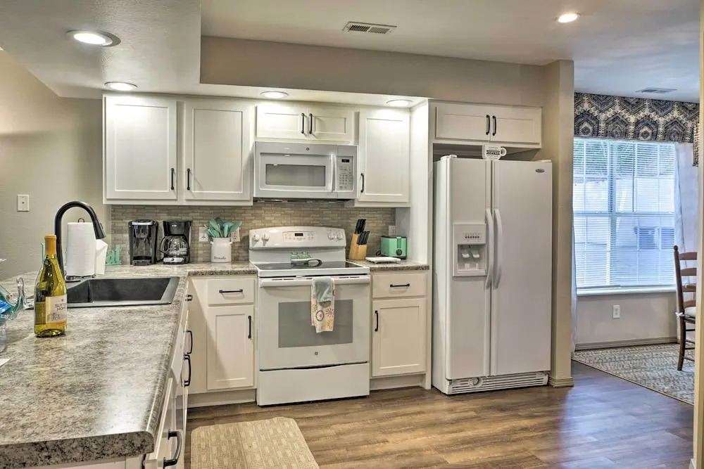 Lakefront Branson Condo w/ Porch & Dock Access