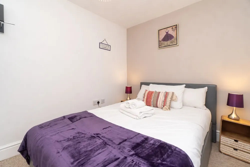 Spacious 2 Bed Southville Flat Near Harbourside
