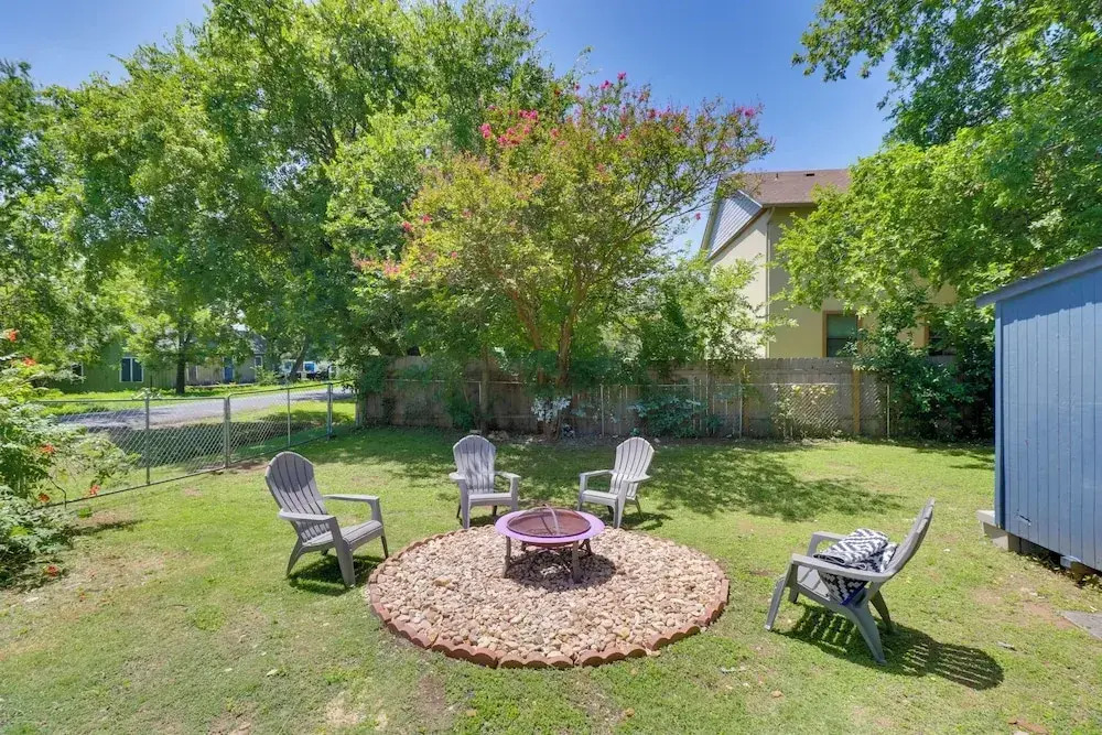 1 Mi to Dtwn + Fenced Yard: Georgetown Getaway!