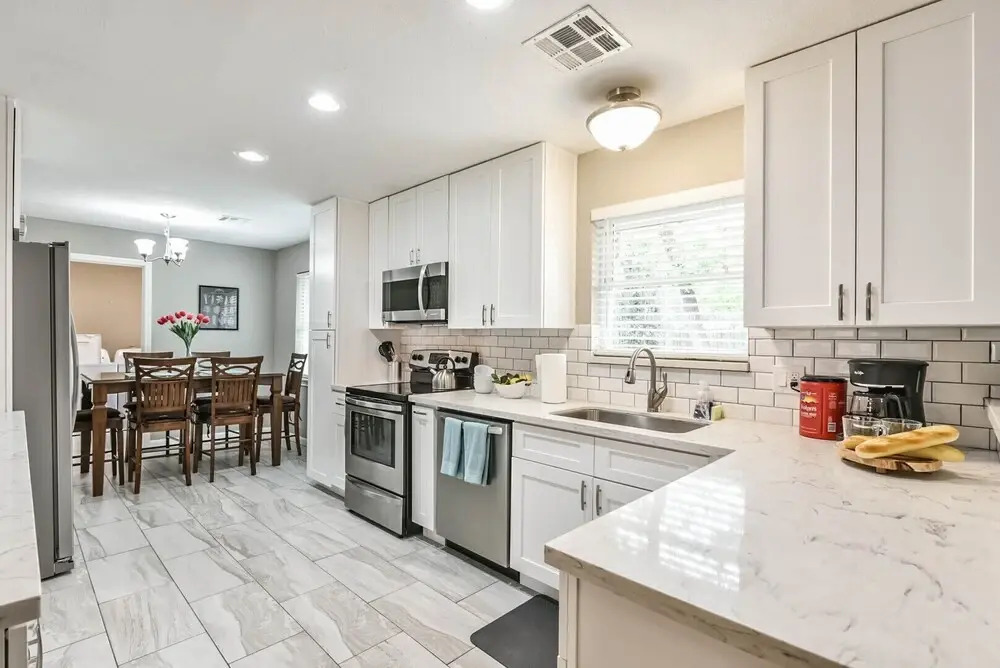West End in SW Houston, Sleeps 10, Work-cation, King Bd, Pet, High Speed Wifi