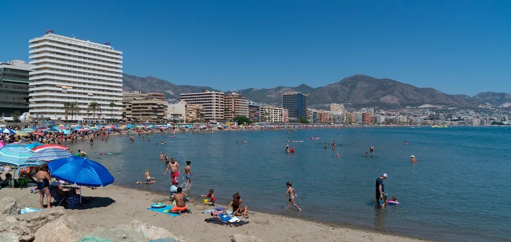 Sur Suites La Dorada, centricos soleados a pocos metros de la Playa y con Parking Opcional