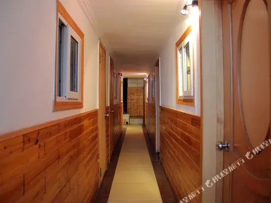 Yuelaijia Hostel