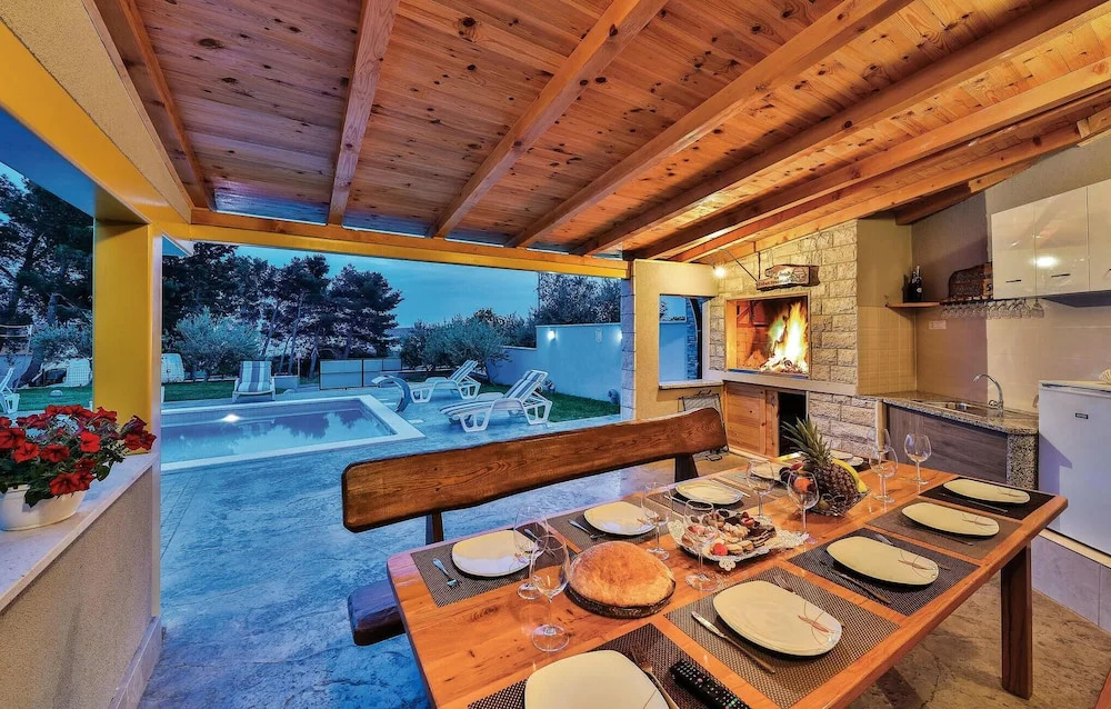 Nice Home in Kastel Kambelovac With Wifi and 4 Bedrooms