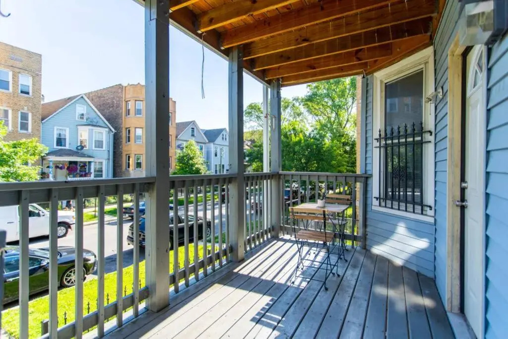 Hip and Trendy 2BR Apartment in Logan Square!