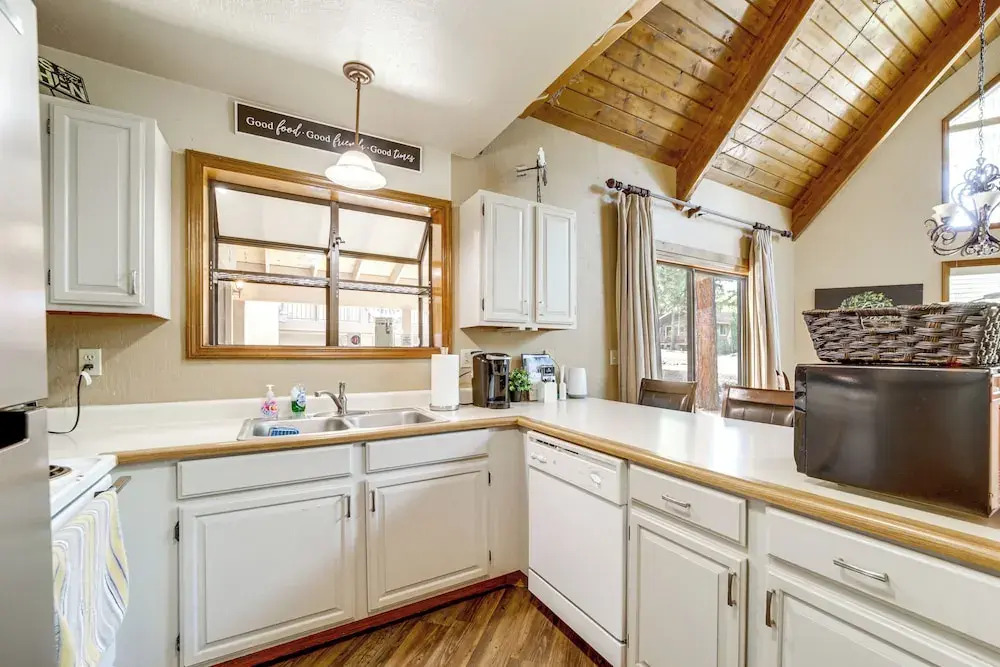 Fire Pit & Wraparound Porch: Munds Park Cabin!