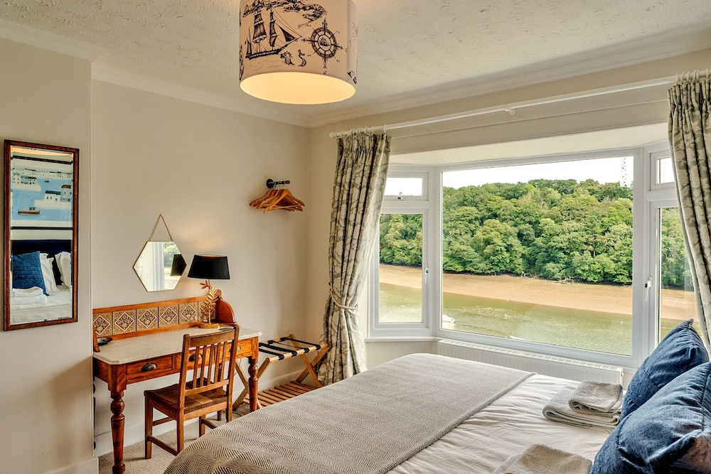 Stunning Waterfront Retreat With Hot Tub, No Deposit