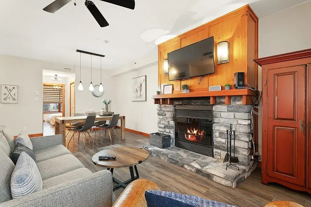 Les Eaux 225-1 by Escapades Tremblant
