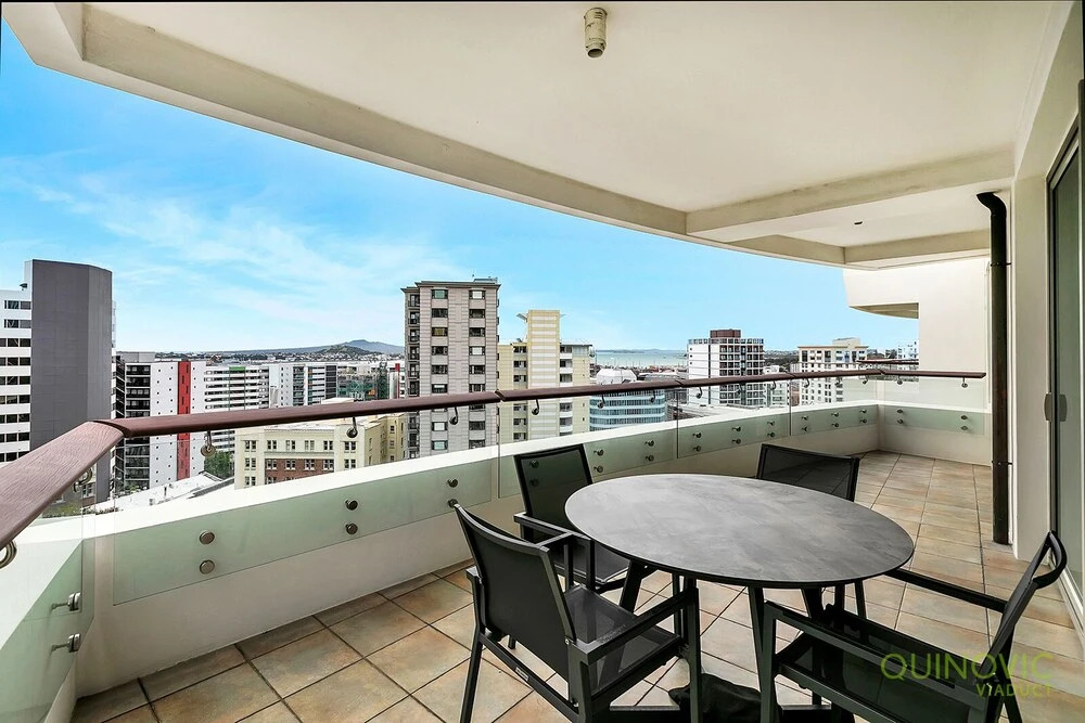 QV Central Upscale Apt in a Hotel (929)
