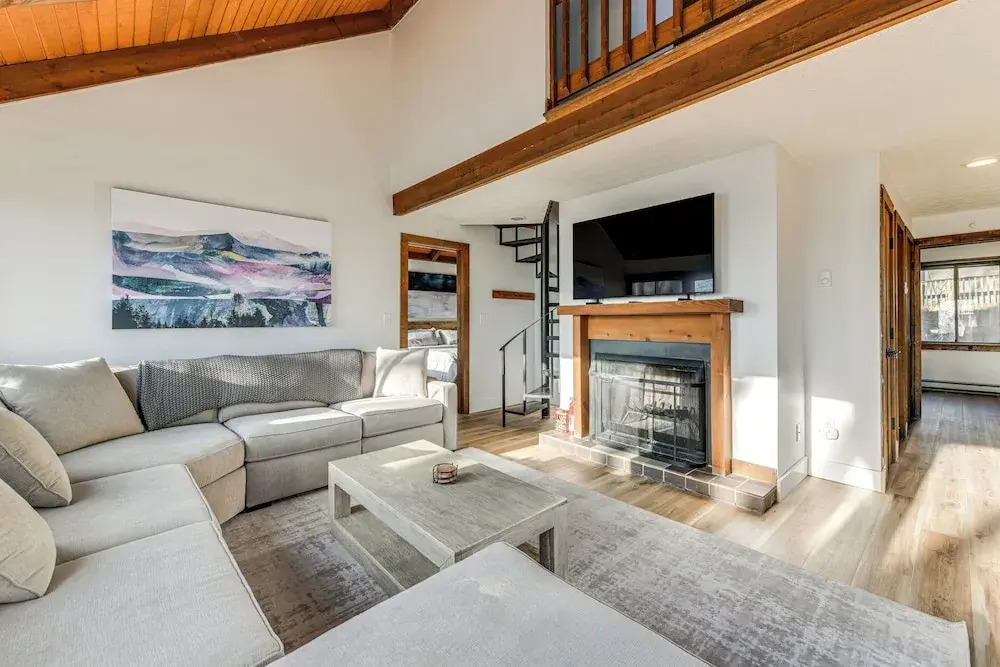 Walk to Ski Slopes: Wintergreen Resort Treehouse