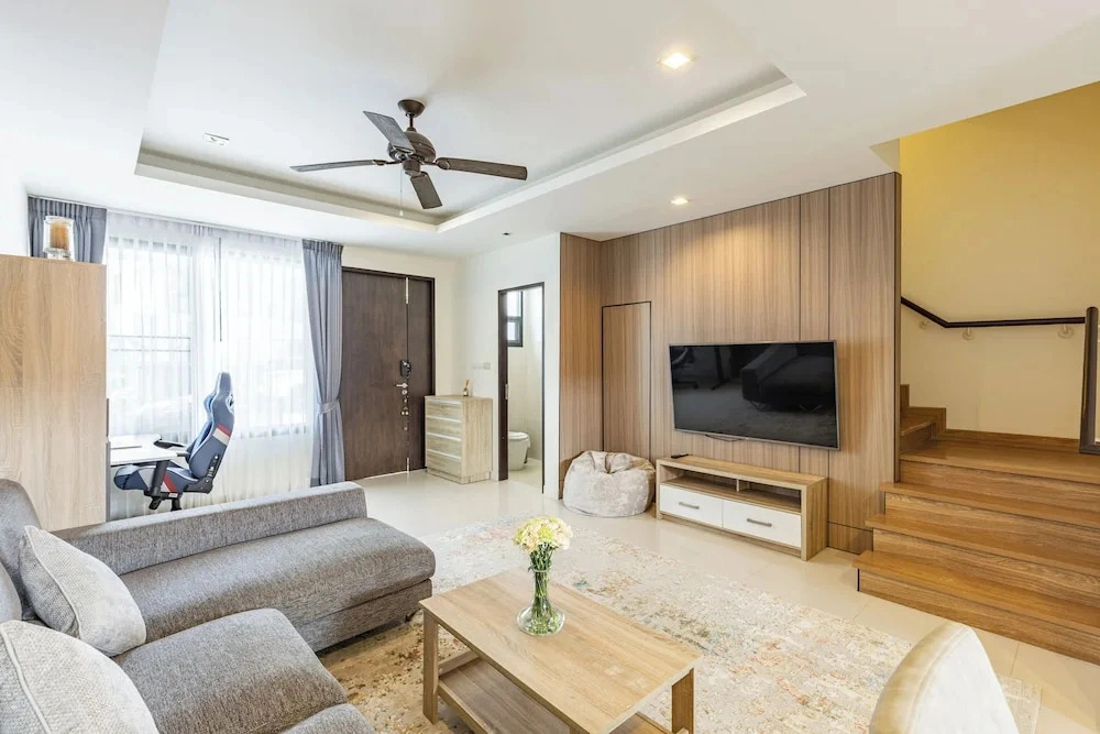 Awesome 3bd Townhouse with a patio