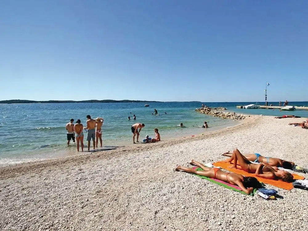 Comfortable Family Apartment Near the sea With Airconditioning, Wifi, and Parking