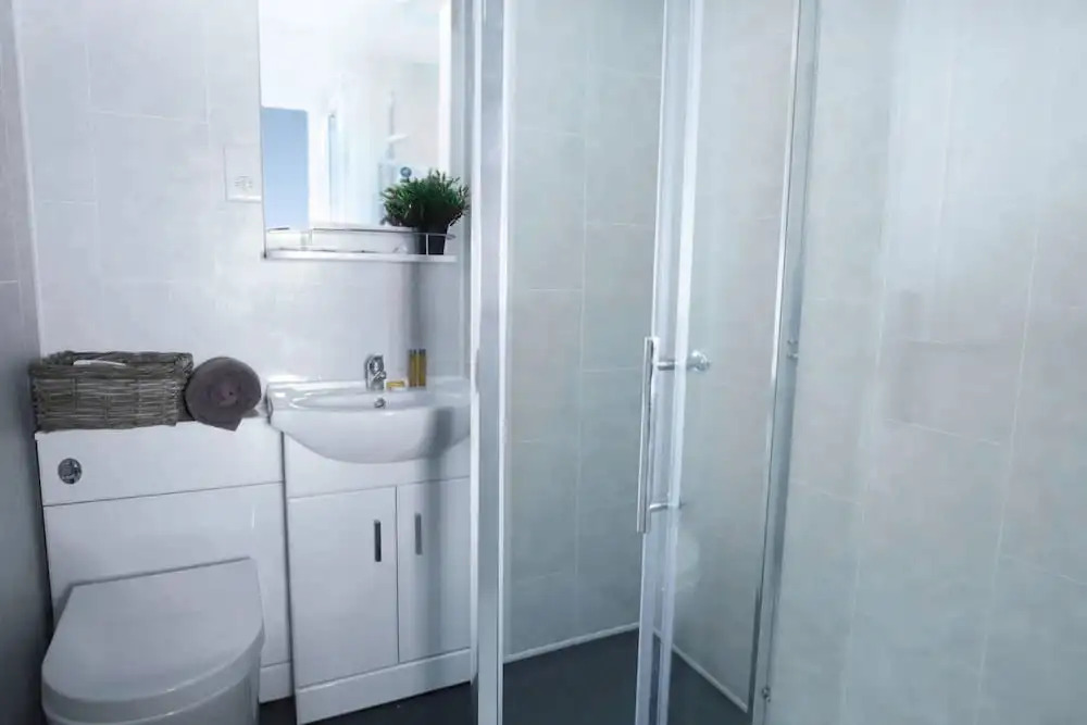 Modern Sea Front Apartment Sleeps 10