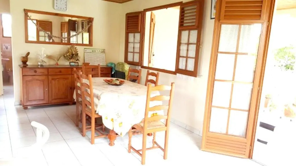 Maison de 2 chambres avec jardin et wifi a Sainte Anne a 1 km de la plage