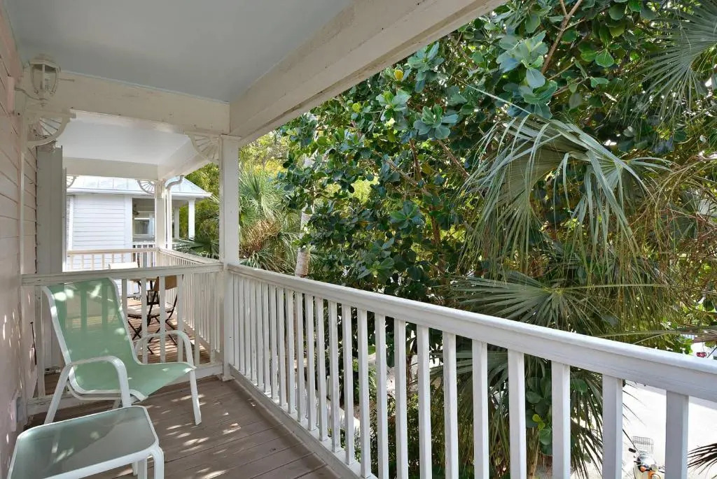 Coral Breeze by Avantstay Close to Beach w/ Balcony & Shared Pool! Month Long Stays Only