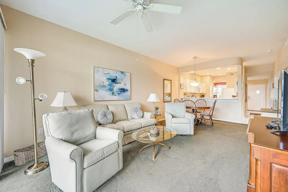 Naples Condo w/ Pond Views & Patio - Near Golf!