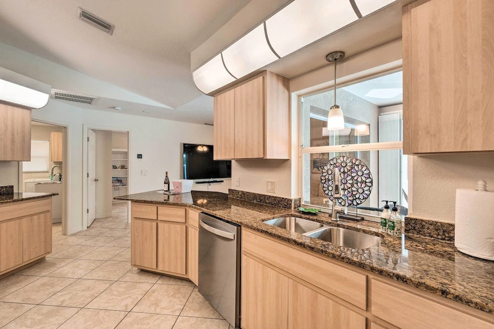 Englewood Escape w/ Pool ~ 6 Mi to Beaches!