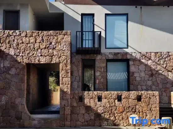 Lijiang Snow Mountain stone house
