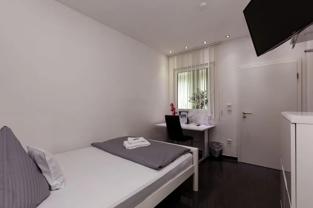 Hotel am Rosenplatz,24 Stunden Check in, Küche, kostenfreie Parkplätze