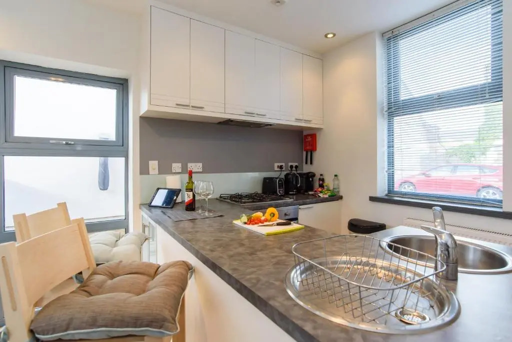 2 Bed Cardiff House with Hot Tub, BBQ, Terrace & Free Parking