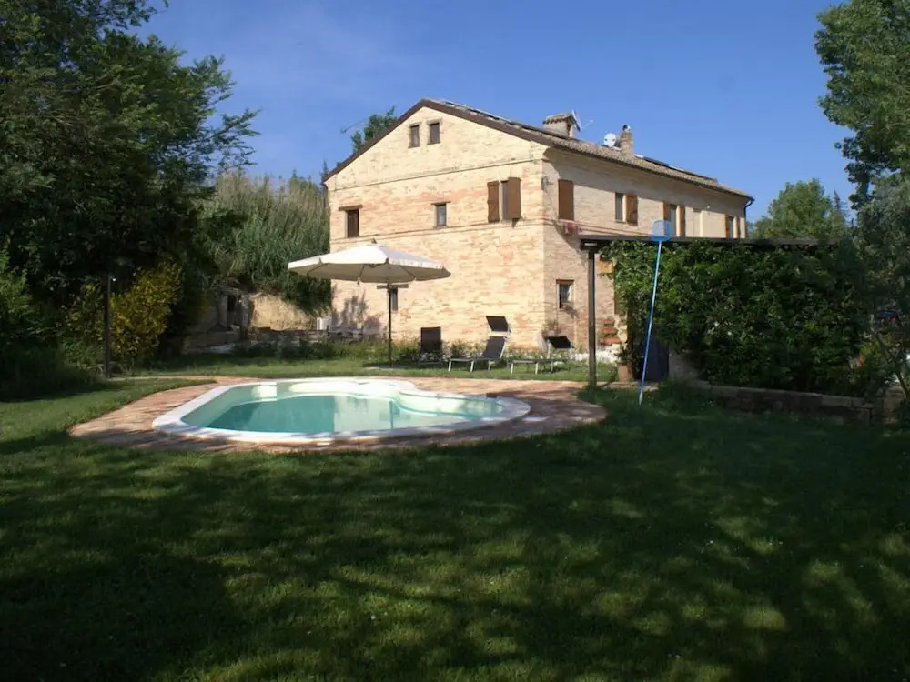 Casa il Girasole con piscina nelle Marche