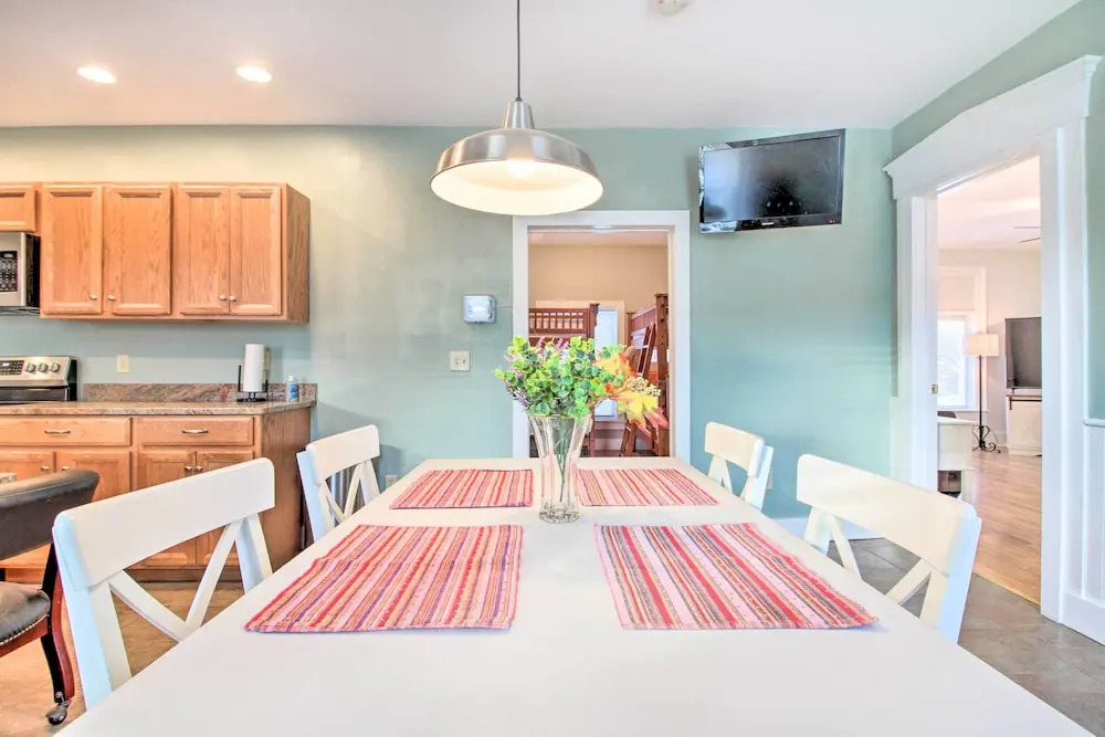 Comfy Ludlow Apartment about 3 Mi to Okemo Resort