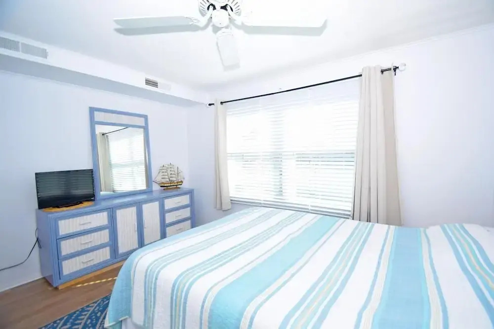 Old Wharf 15 1 Bedroom Condo by RedAwning