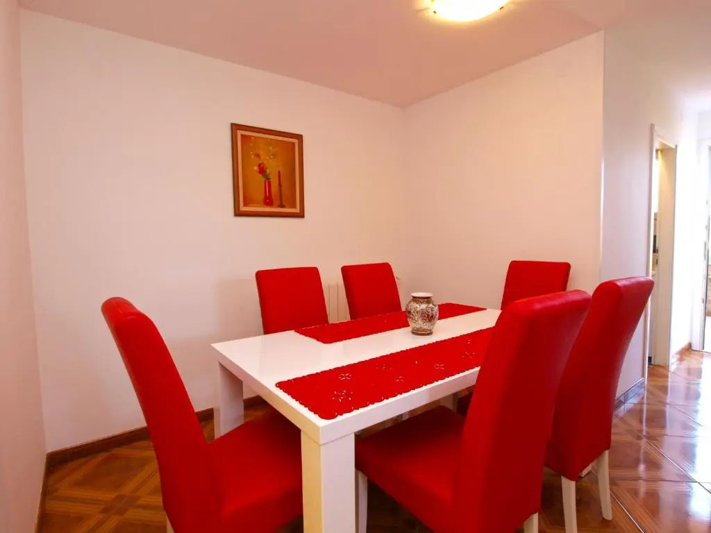 Apartment with pool 1038