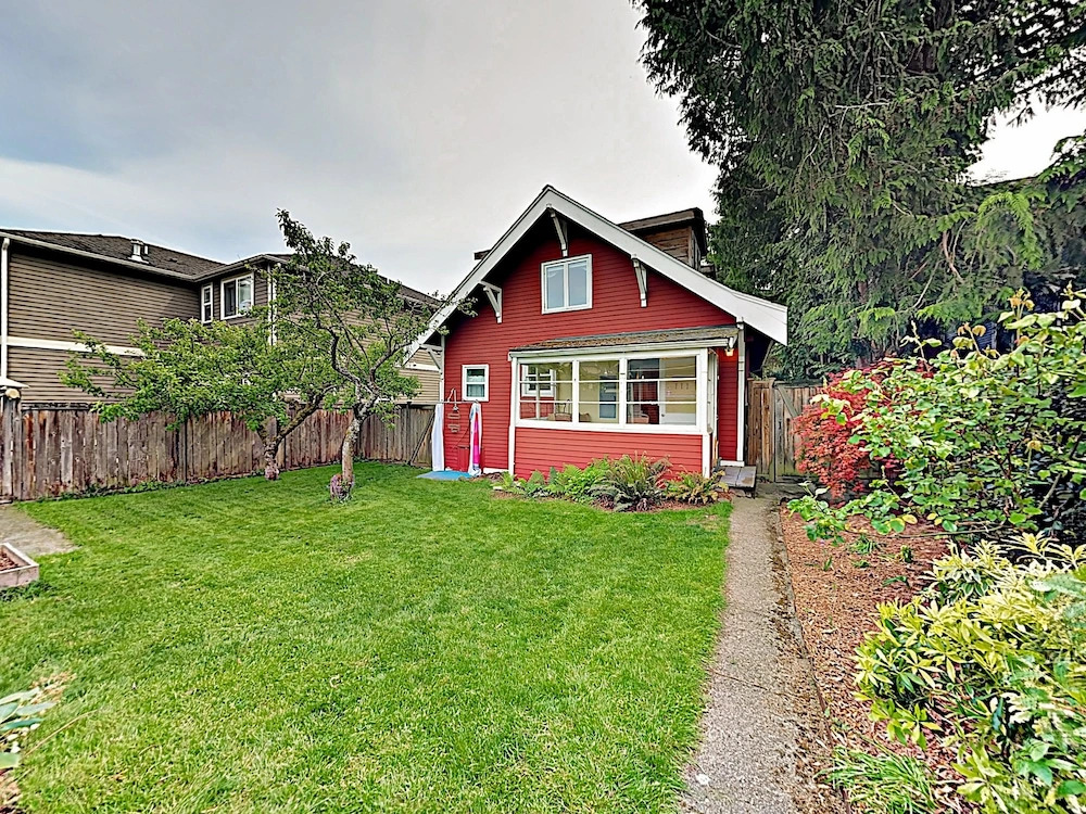 Charming - Blocks To Dining, Shops, Parks 3 Bedroom Home