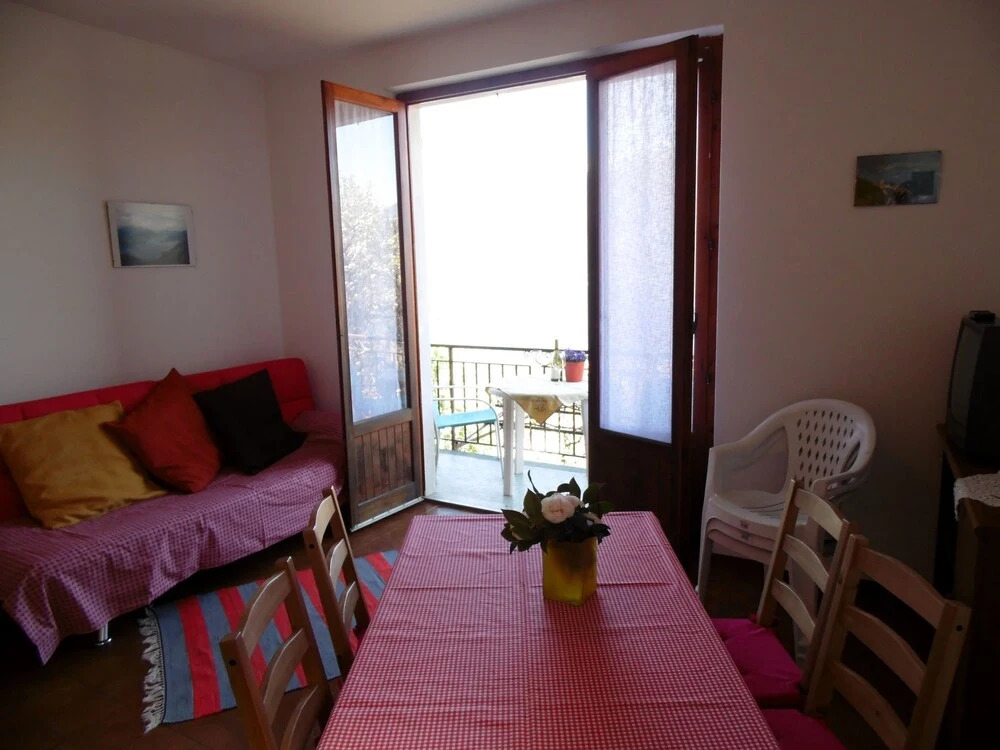 Cozy Apartment With Balcony & Beautiful Lake View