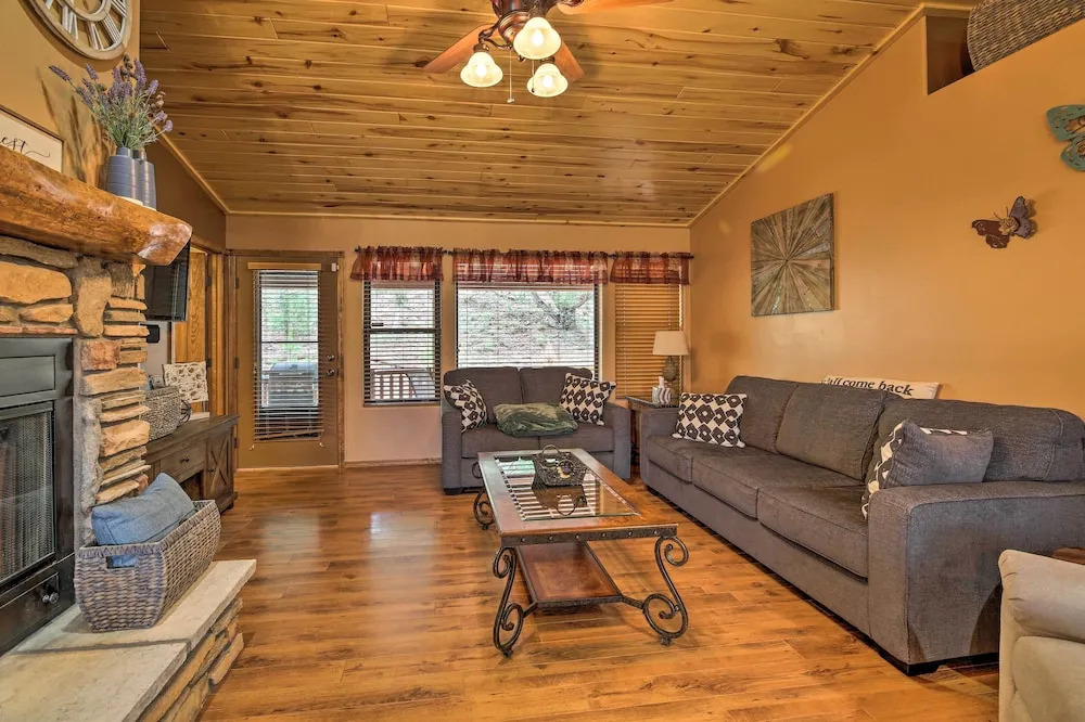 3 Mi to Fool Hollow Lake: Cozy Cabin w/ Deck