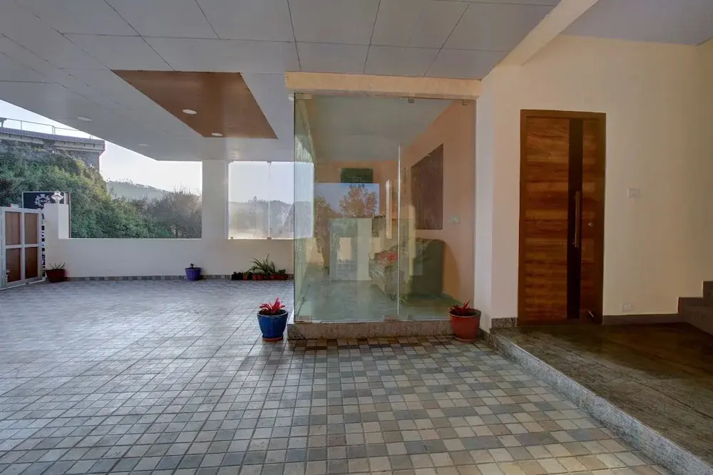 Oyo 27753 Kasa Luxury Inn