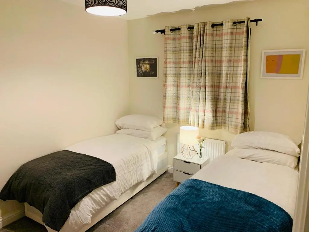 Cove, Dorlahomes, Spacious 3 Bed House with Garden, Free Parking, Sittingbourne City Centre
