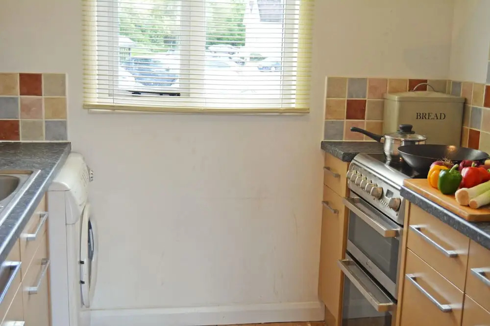 Pet-friendly lakeside house on Spring Lake in the Cotswold Water Park