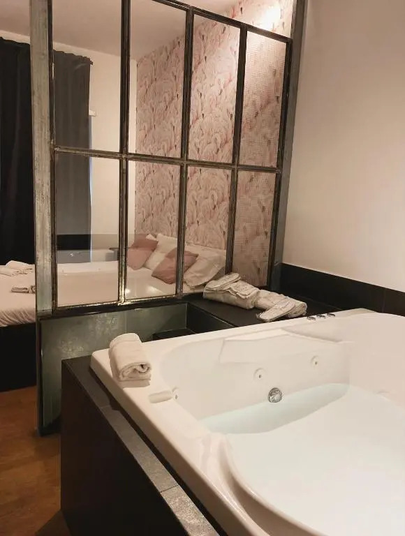 Royalroom2.0-relaxing spa & luxury apartments